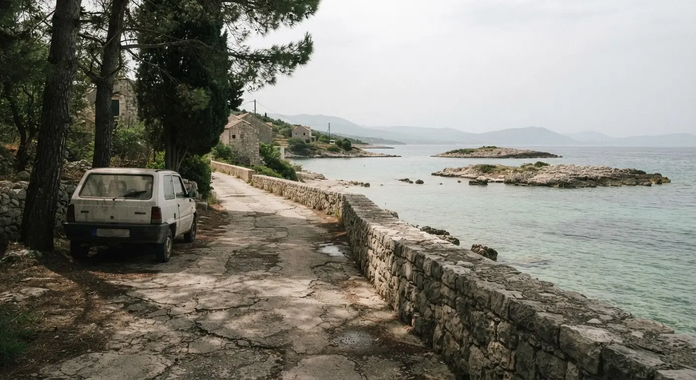 Strada e paesaggio a Ksamil, Albania